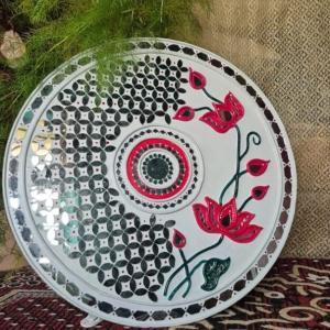 Hand crafting lippan art penting